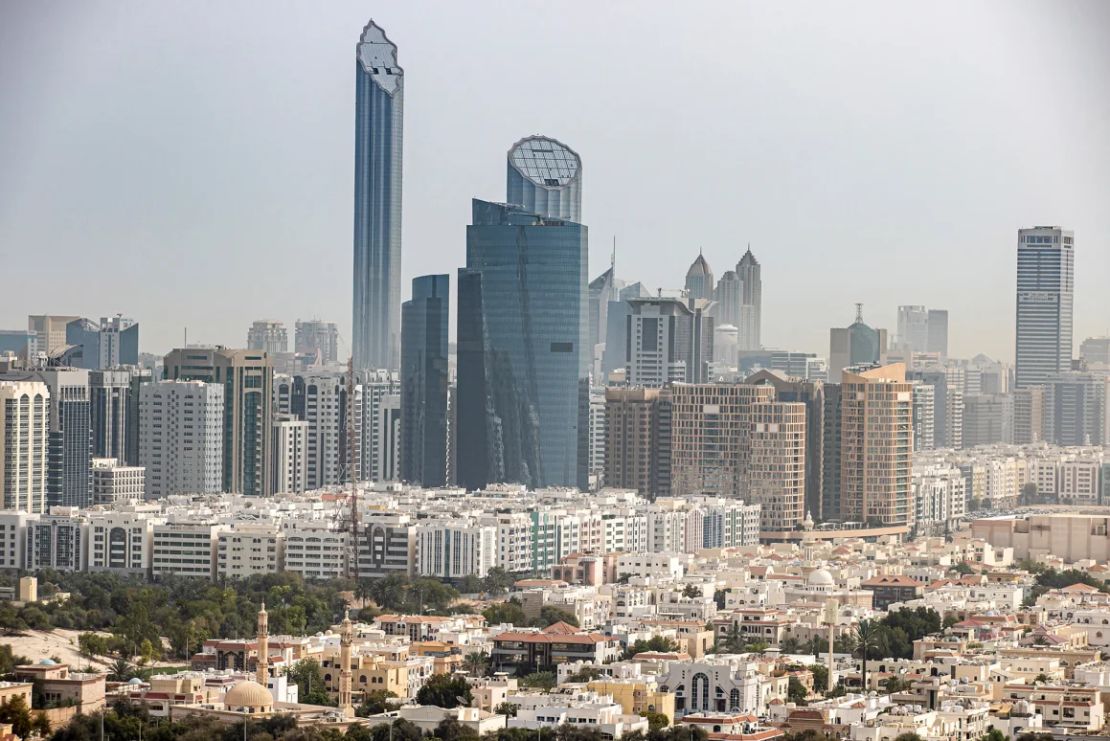 Rascacielos residenciales y comerciales en el horizonte de Abu Dhabi, Emiratos Árabes Unidos, el 10 de abril de 2022.