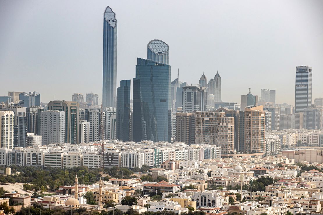 Các tòa nhà chọc trời dân cư và thương mại trên đường chân trời của Abu Dhabi, Các Tiểu vương quốc Ả Rập Thống nhất, vào ngày 10 tháng 4 năm 2022.