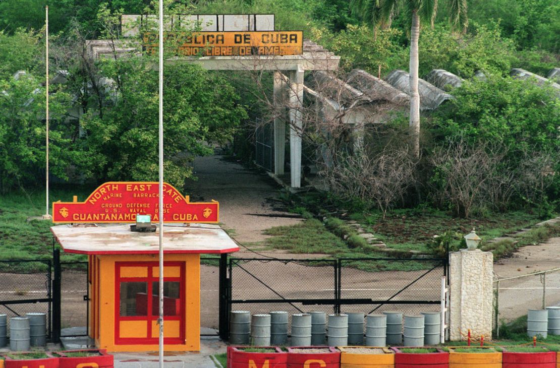 Fotografía tomada el 24 de octubre de 1990 de la puerta noreste de la base de la Marina estadounidense en la Bahía de Guantánamo, Cuba.
