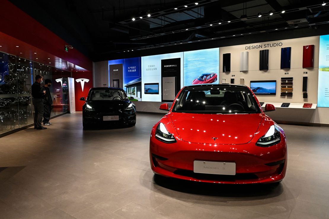 Los automóviles Tesla Model 3 se ven en una sala de exposición de Tesla en un centro comercial en Beijing el 29 de abril de 2022. (Jade Gao/AFP/Imágenes Getty)