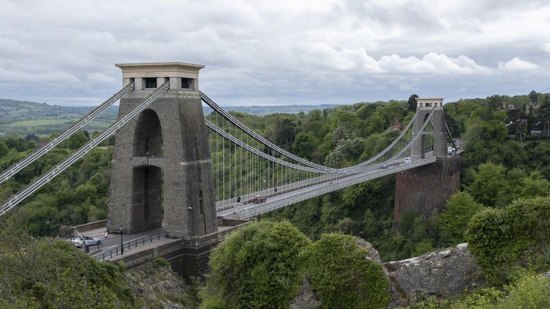 Bristol, Reino Unido: A polícia inicia uma caça ao homem depois que restos humanos foram encontrados em sacos na ponte suspensa de Clifton