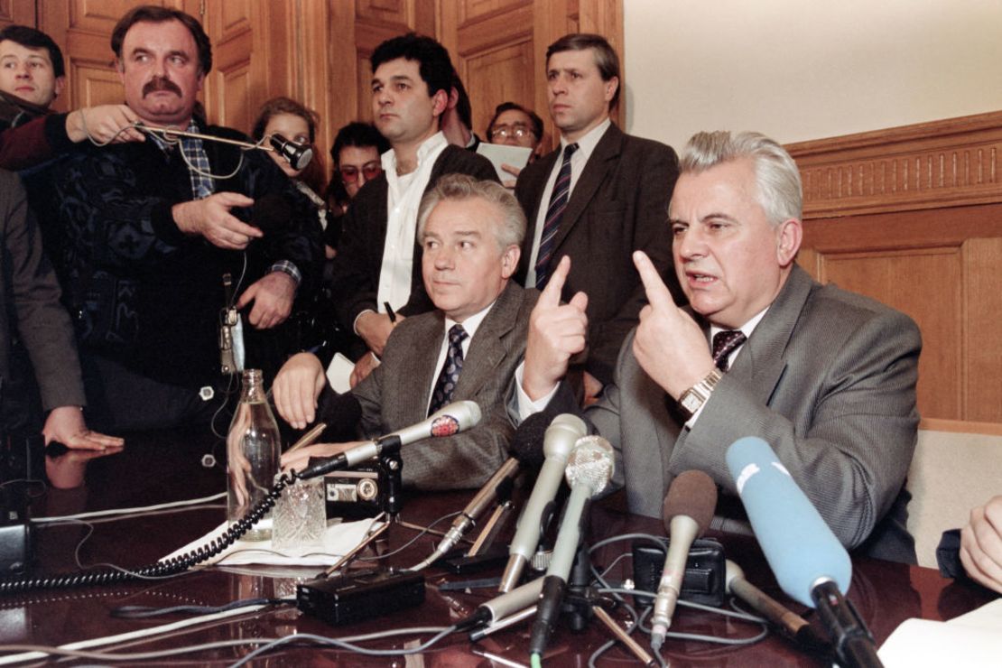 El candidato y futuro primer presidente de Ucrania, Leonid Kravchuk, ofrece una conferencia de prensa en Kiev, el 29 de noviembre de 1991.