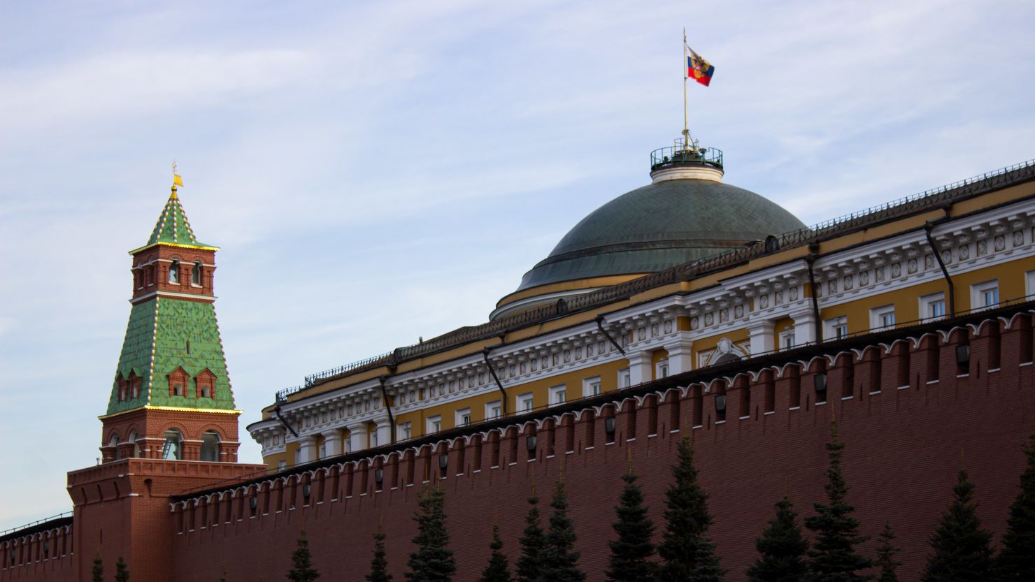 MOSCOW, RUSSIA - 2022/05/20: The Russian tricolor flag is seen on top of the Kremlin Senate located inside the Kremlin Wall. (Photo by Vlad Karkov/SOPA Images/LightRocket via Getty Images)