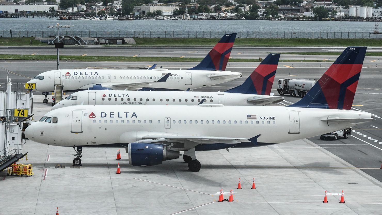Delta Air Lines Bồi Thường 30.000 USD Cho Hành Khách