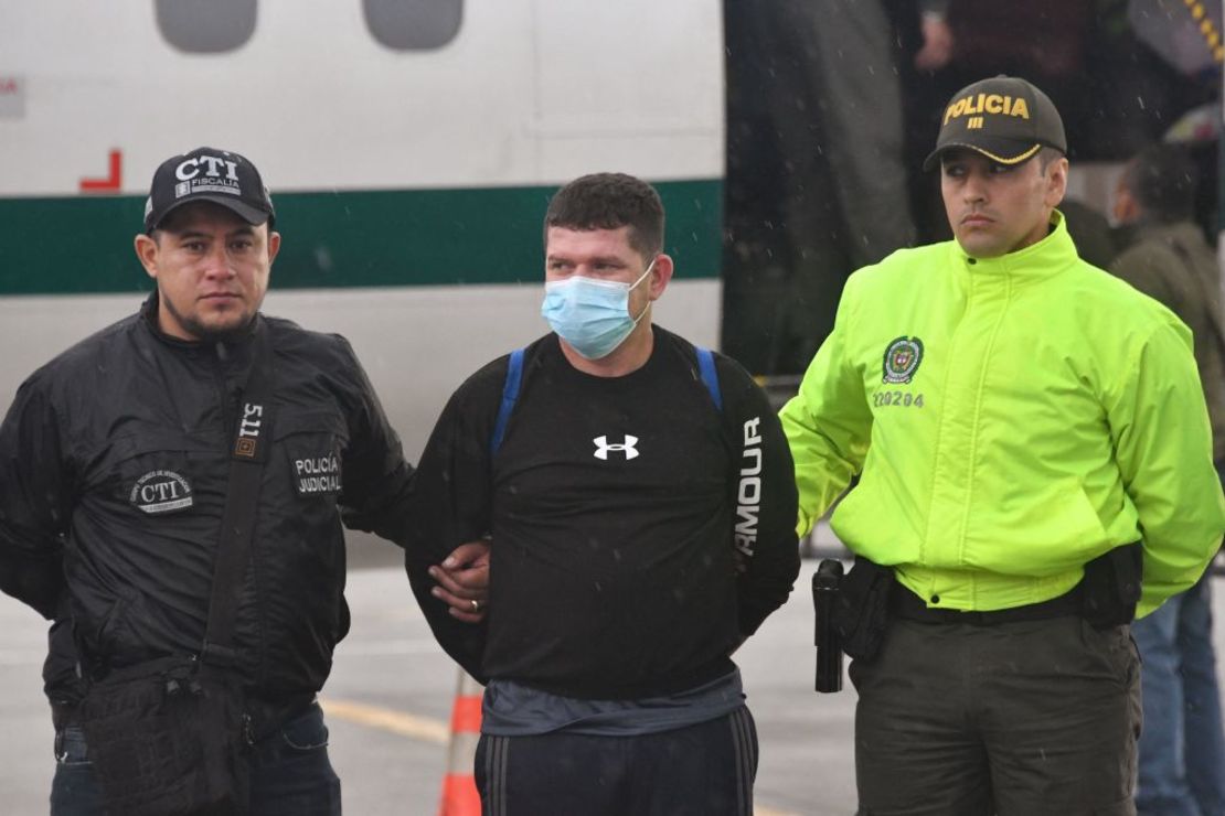 En esta foto, Francisco Luis Correa Galeano, quien entonces era sospechoso del asesinato del fiscal antidroga paraguayo Marcelo Pecci durante su luna de miel en Colombia, era escoltado por agentes de policía a su llegada a Bogotá, el 8 de junio de 2022. (Foto de DANIEL MUNOZ/AFP via Getty Images)