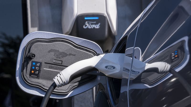 Ford казва, че има екип на „Skunk Works“, който се опитва да направи евтини електромобили