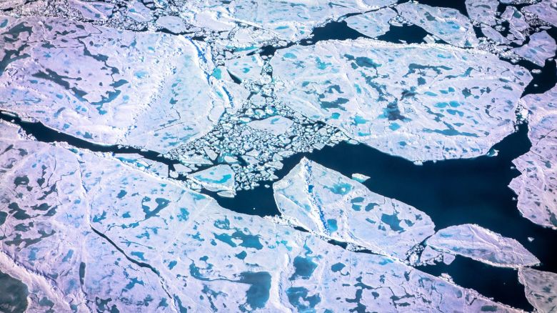 Hielo marino del Ártico el 19 de julio de 2022, captado por un avión Gulfstream V de la NASA. Un nuevo estudio ha descubierto que el hielo marino podría extenderse hasta el Reino Unido si colapsa un sistema crucial de corrientes oceánicas.