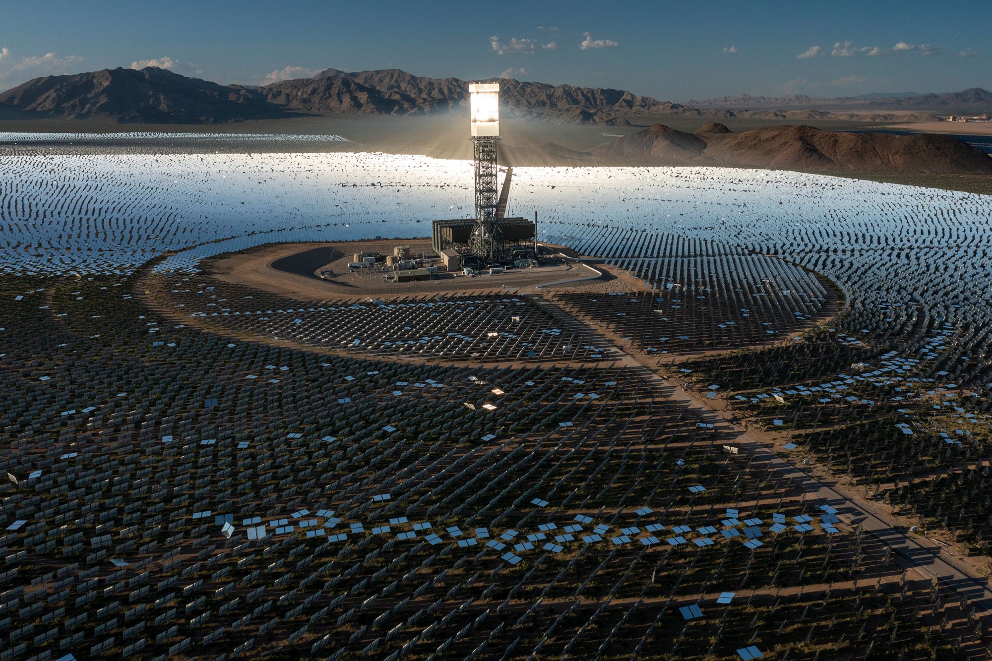 Ivanpah, 2014 yılında açıldığında dünyanın en büyük yoğunlaştırılmış güneş enerjisi tesisiydi, ancak on yıldan biraz fazla bir süre sonra kapatılması planlanıyor.