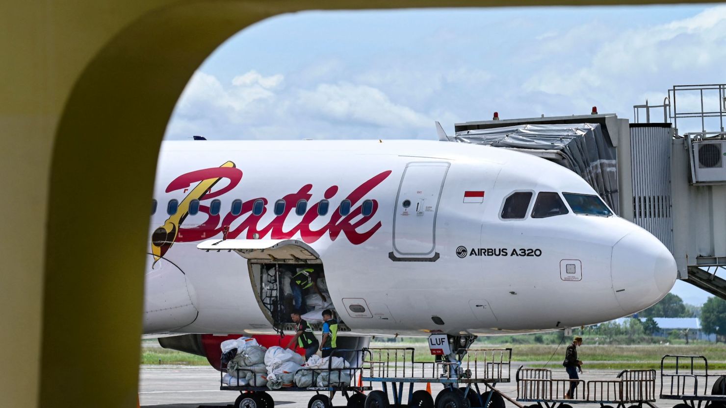 2022 онд Индонезийн Султан Искандар Муда олон улсын нисэх онгоцны буудалд Batik Air компанийн зорчигч тээврийн онгоц.