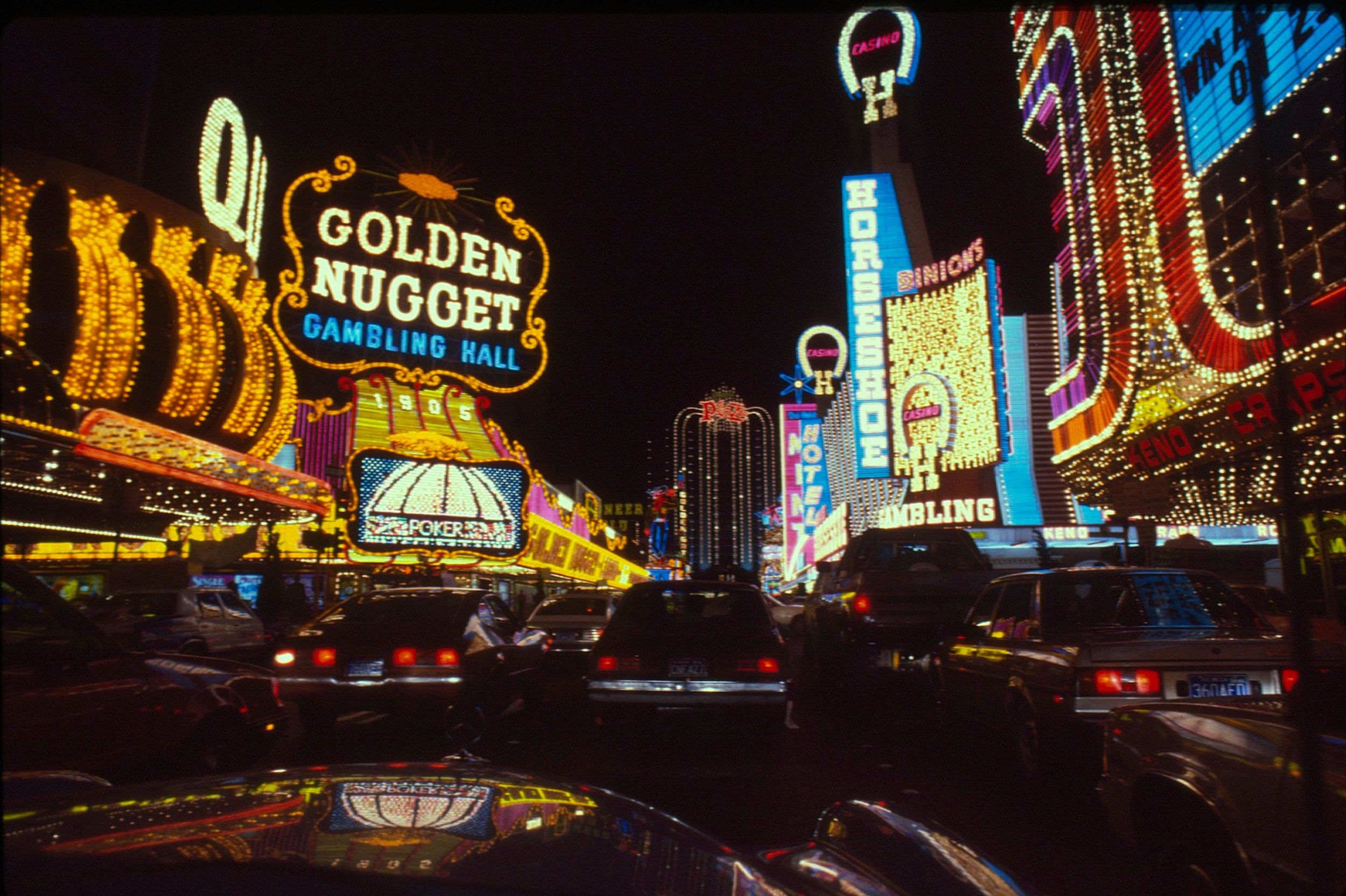 Hoteles y casinos en Fremont Street en el centro de Las Vegas, 1983.