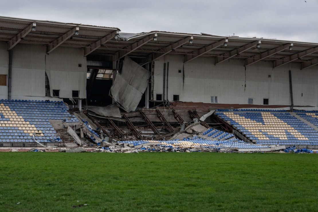 Parte de un estadio en Bakhmut destruido por el impacto de un misil ruso.