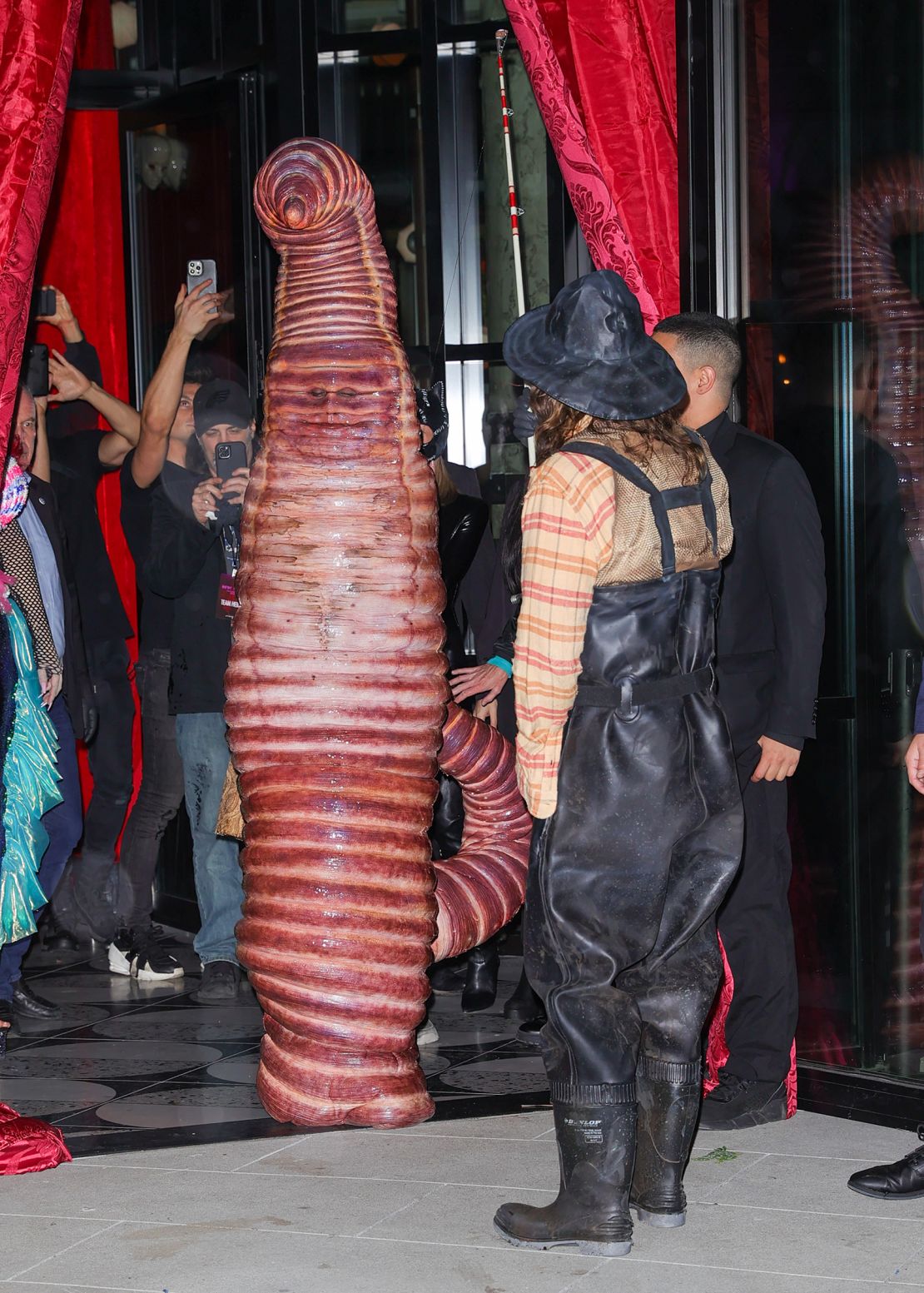 Heidi Klum is een van de beroemdheden die de afgelopen jaren het script voor Halloween hebben omgedraaid. Het model is hier te zien in haar Halloween-kostuum uit 2022: een worm. 