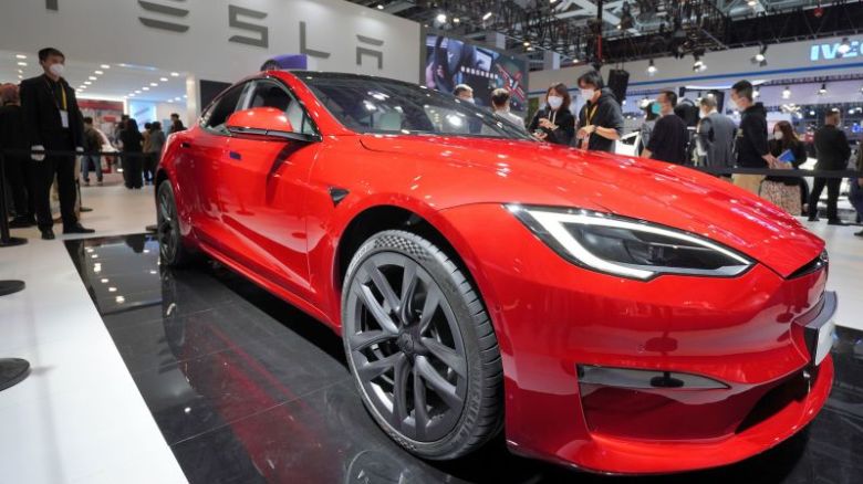 Un Tesla Model S Plaid se exhibe en la Exposición Internacional de Importaciones de China en Shanghái, China, el 6 de noviembre de 2022.