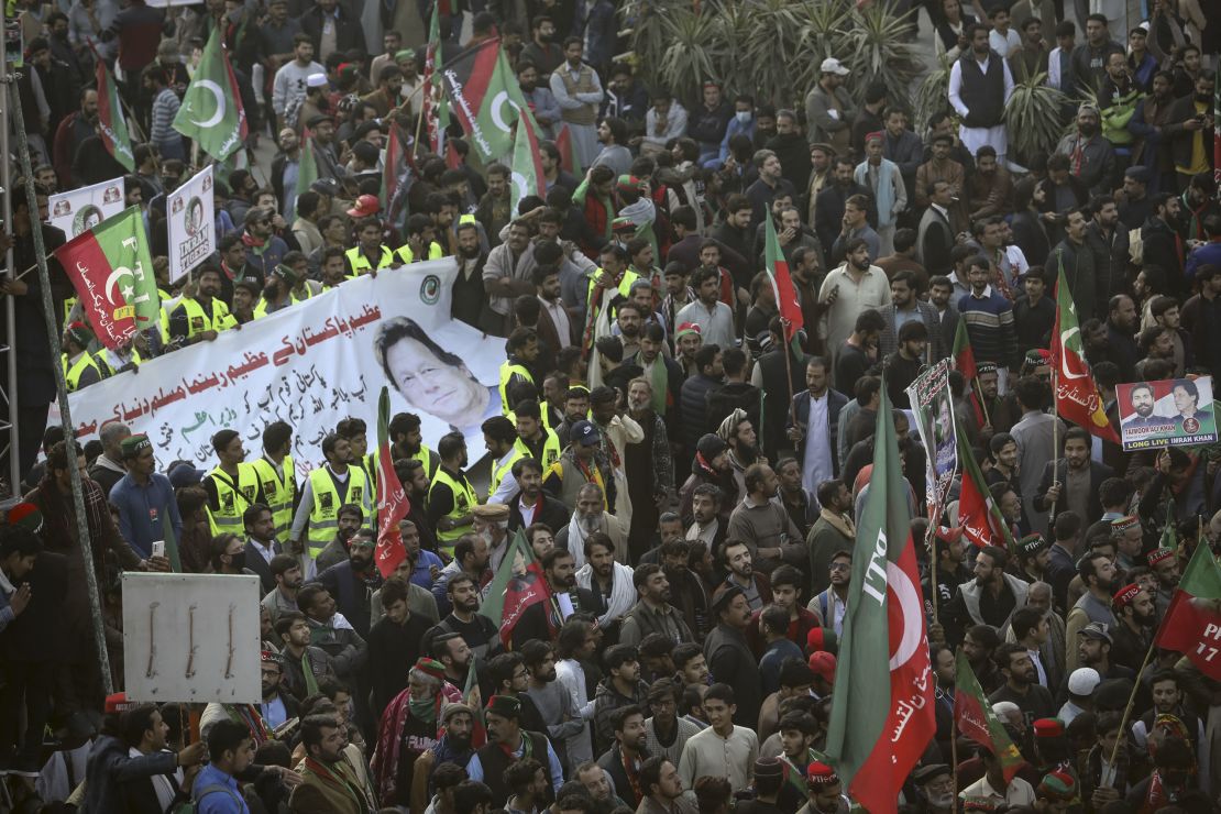 Imran Khan's supporters campaign for early elections in Rawalpindi on November 26, 2022.