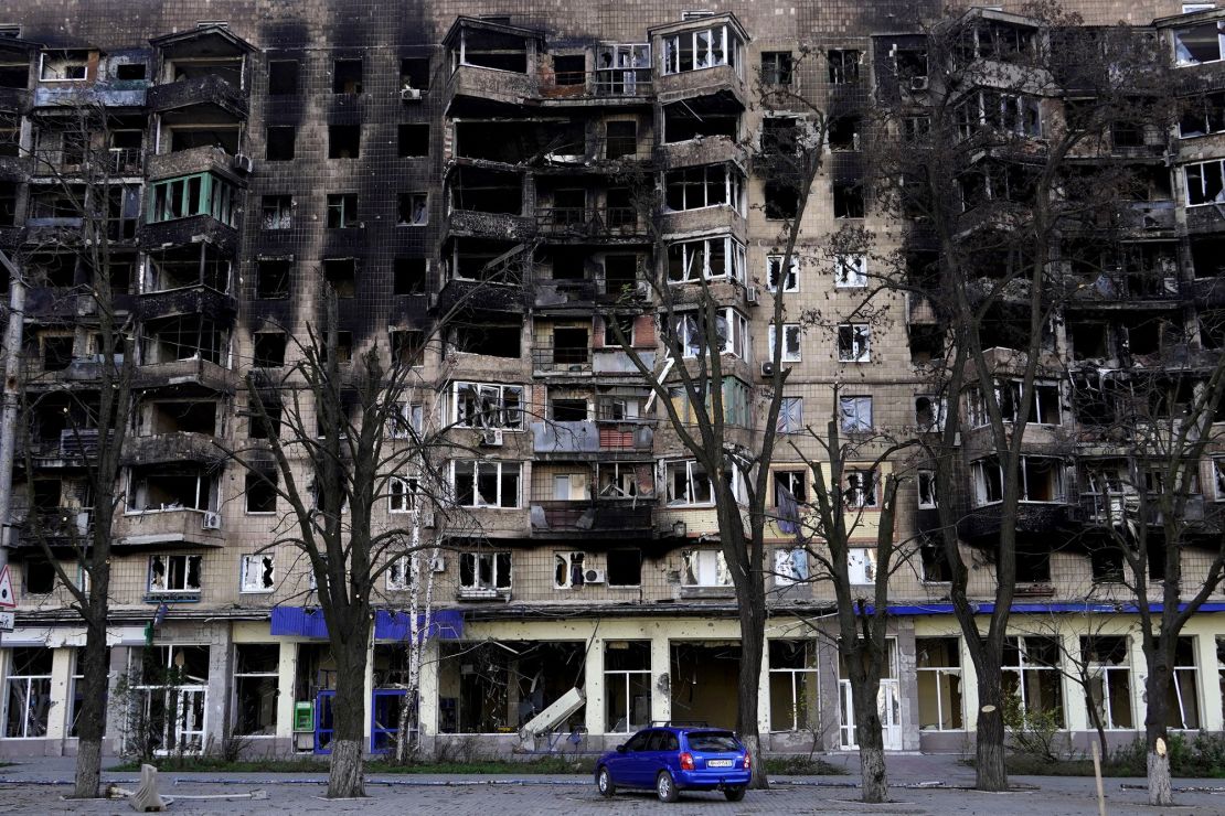 Будівля в Маріуполі, яка була пошкоджена під час облоги Росії на портовому місті, 29 листопада 2022 року.