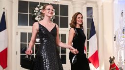 US actress Jennifer Garner and her daughter Violet Affleck arrive at the White House to attend a state dinner honoring French President Emmanuel Macron, in Washington, DC, on December 1, 2022. (Photo by ROBERTO SCHMIDT / AFP) (Photo by ROBERTO SCHMIDT/AFP via Getty Images)