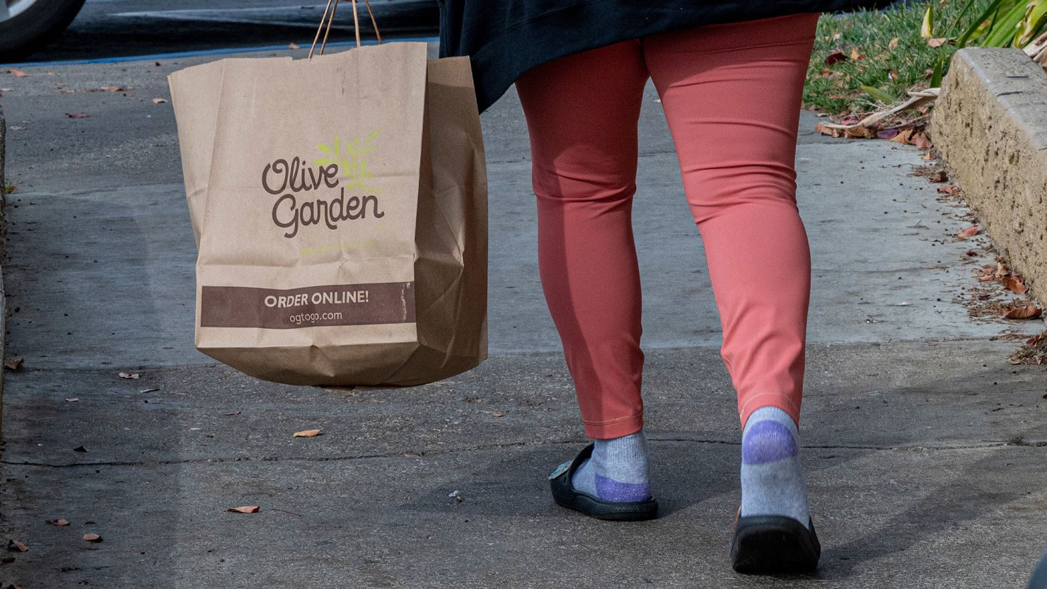 Olive Garden, once a holdout on third-party apps, is partnering with Uber to deliver food.