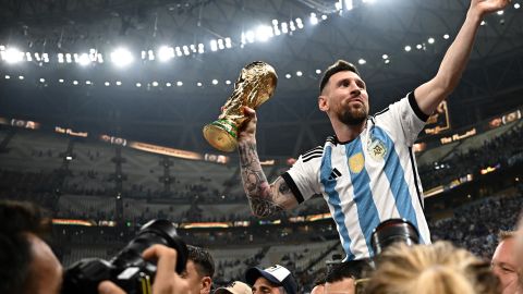 El momento más importante de la carrera de Messi: el astro levanta la Copa del Mundo en Qatar tras vencer a Francia en 2022. Fue la consagración definitiva del que es considerado el mejor de la historia.