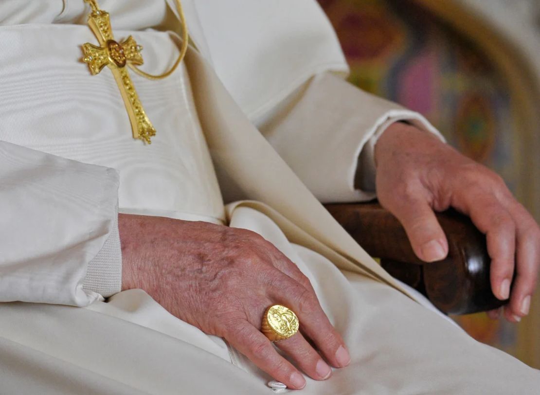 El papa Benedicto XVI luce el Anillo del Pescador durante una reunión de líderes religiosos en Londres en 2010, menos de tres años antes de convertirse en el primer papa de la historia en dimitir.