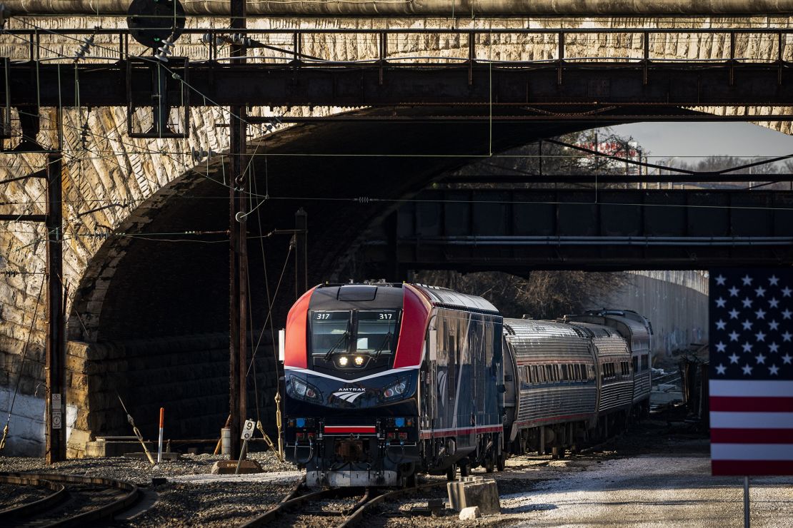 Um trem Amtrak em Baltimore, Maryland, EUA, em 30 de janeiro de 2023. O presidente Biden está ajudando a lançar um projeto para substituir o túnel de Baltimore e Potomac, de 150 anos, que é visto como um dos piores gargalos que desaceleram o trem tráfego no Corredor Nordeste.