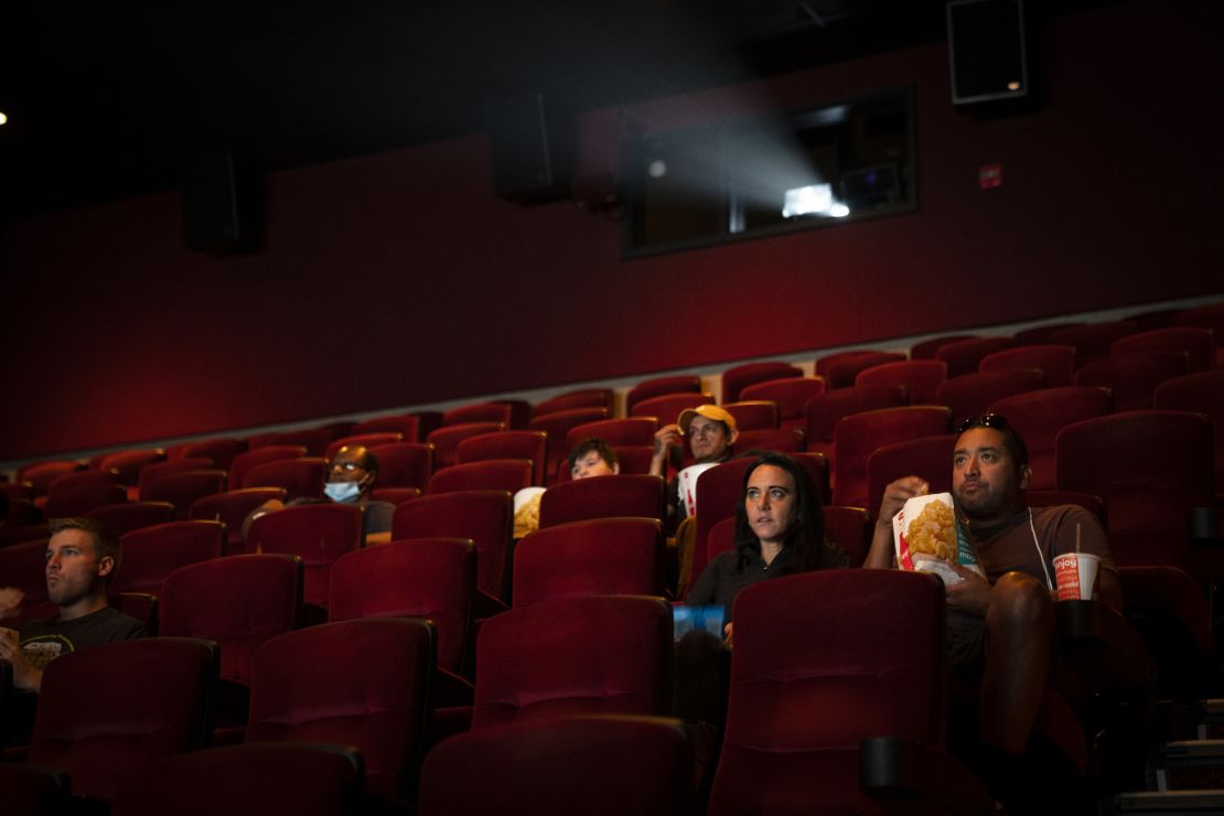 Orang-orang menonton film di teater AMC River East yang baru dibuka kembali pada 20 Agustus 2020, di Chicago.