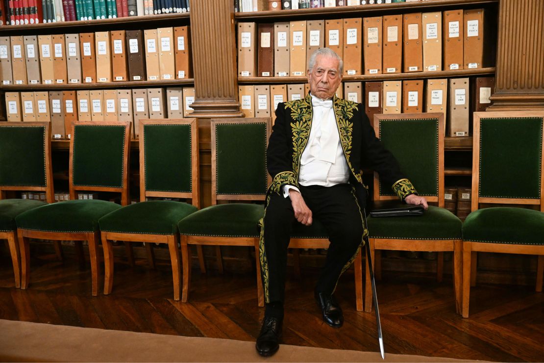 El escritor peruano y Premio Nobel de Literatura Mario Vargas Llosa posa para una fotografía durante la ceremonia de su incorporación a la Academia Francesa, en París, el 9 de febrero de 2023.