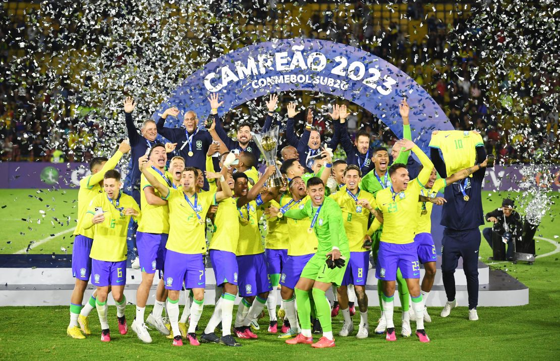 Los jugadores de Brasil celebran con el trofeo tras ganar el campeonato sudamericano de fútbol sub-20 tras derrotar a Uruguay por 2-0 en su partido de la ronda final, en el estadio El Campín de Bogotá, el 12 de febrero de 2023.