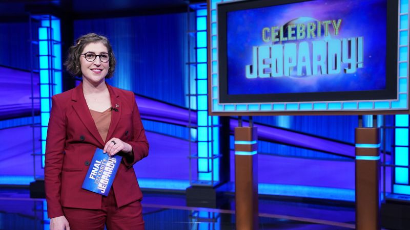 مايم بياليك في برنامج Jeopardy!  قررت شركة Sony أن يكون كين جينينغز هو المقدم الوحيد
