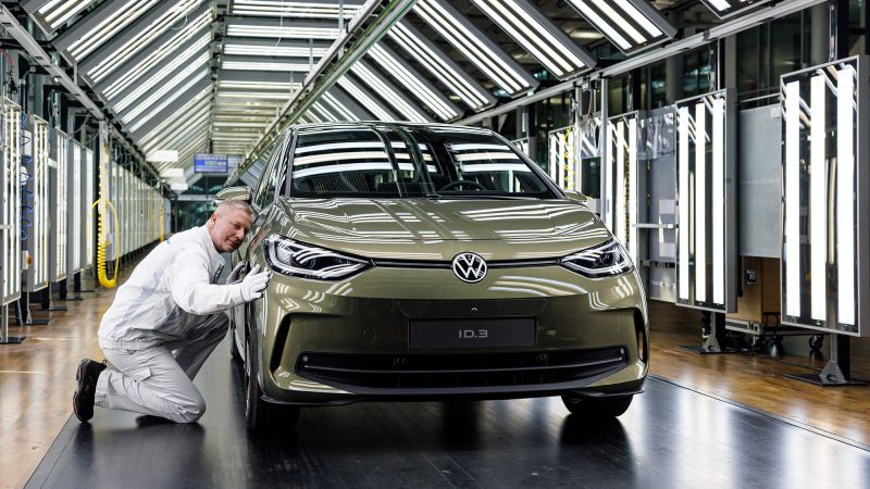 Поръчките на електрически автомобили на Volkswagen се удвояват в Европа