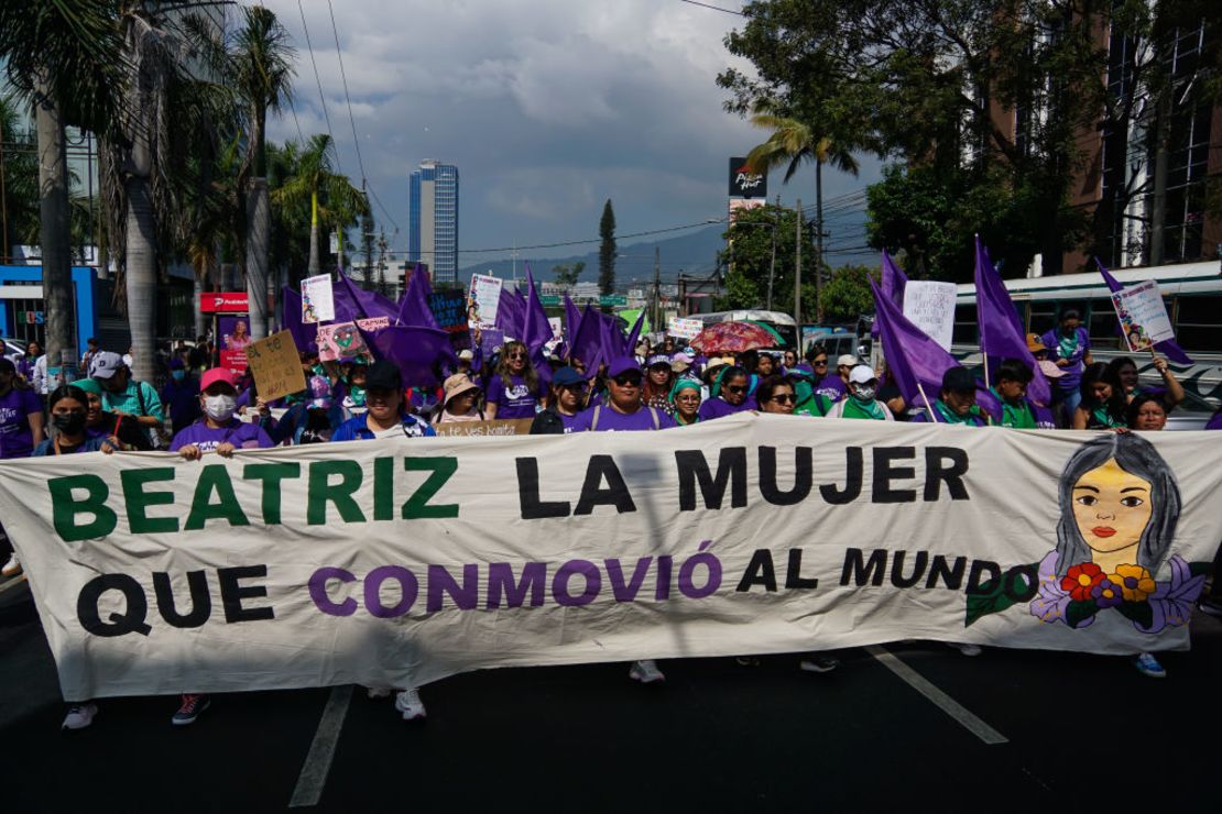 Mujeres marchan en El Salvador por Beatriz, una mujer a quien le negaron el derecho a practicarse un aborto durante un embarazo que ponía en peligro su salud, el 8 de marzo de 2023 en San Salvador, El Salvador.