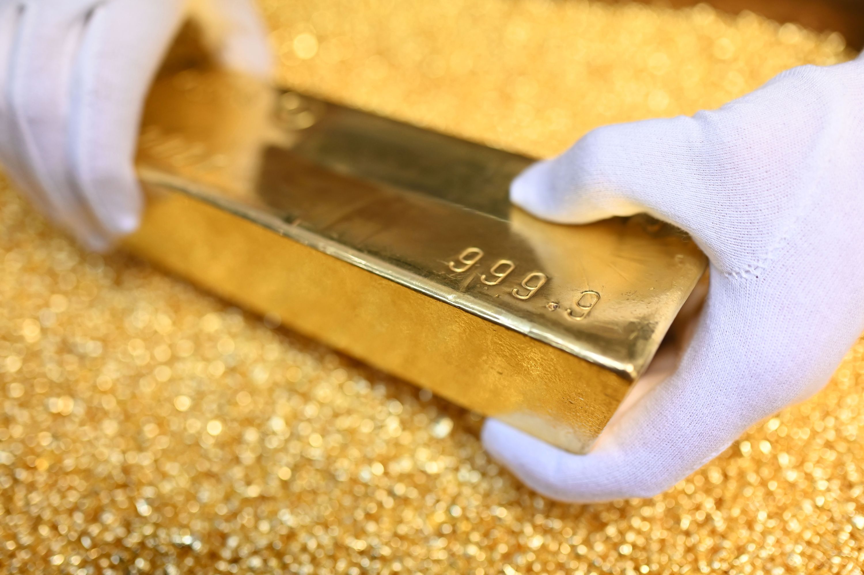 Gold's hitting new records again. Here's what it means for the economy |  CNN Business