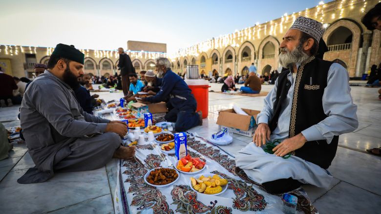 BAGHDAD, IRAQ - MARCH 30: Muslims have Iftar, fast-breaking evening meal, on the 8th day of the Holy month of Ramadan, at Abdul-Qadir Gilani Complex on March 30, 2023 in Baghdad, Iraq. (Photo by Murtadha Al-Sudani/Anadolu Agency via Getty Images)
