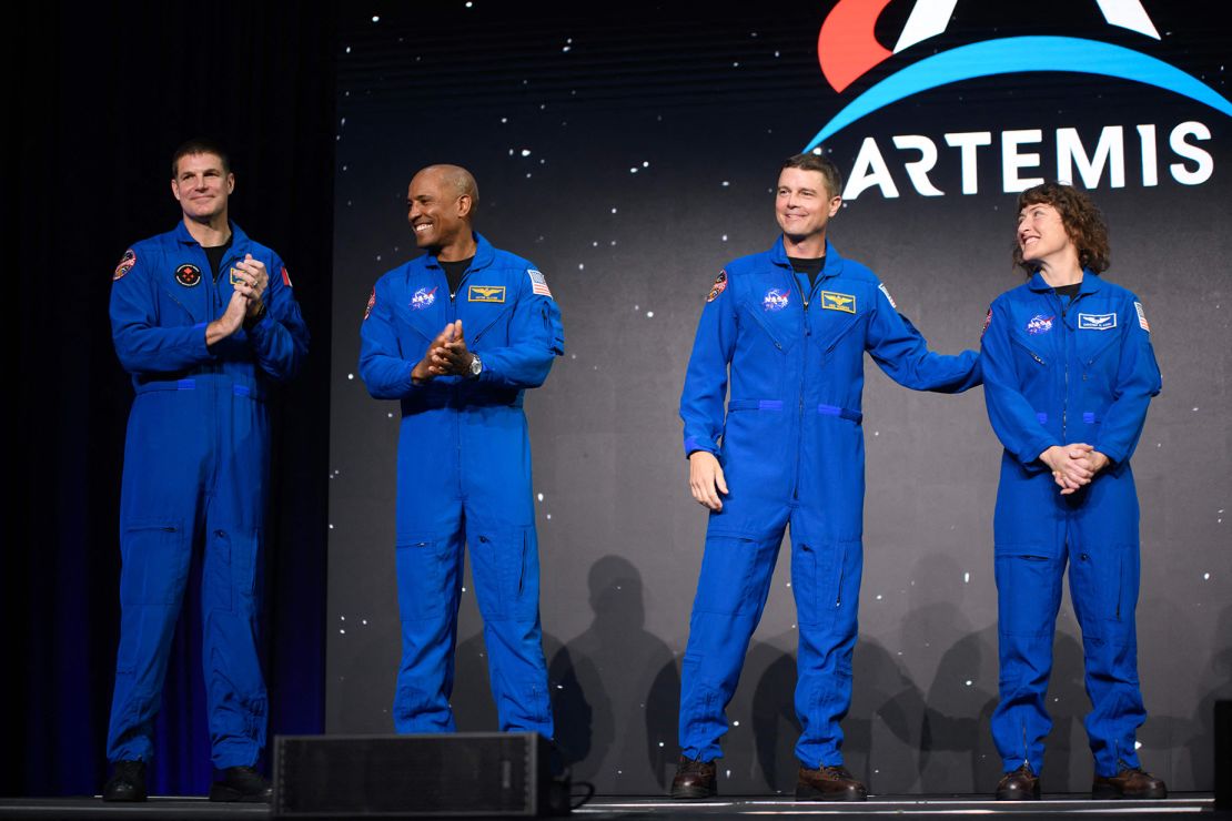 2023年4月3日にヒューストンで行われた発表イベントに出席した宇宙飛行士のジェレミー・ハンセン氏（左から）、ビクター・グローバー氏、リード・ワイズマン氏、クリスティーナ・コッホ氏。  4人全員が、2024年に月面飛行を予定しているアルテミス2号ミッションに選ばれた。