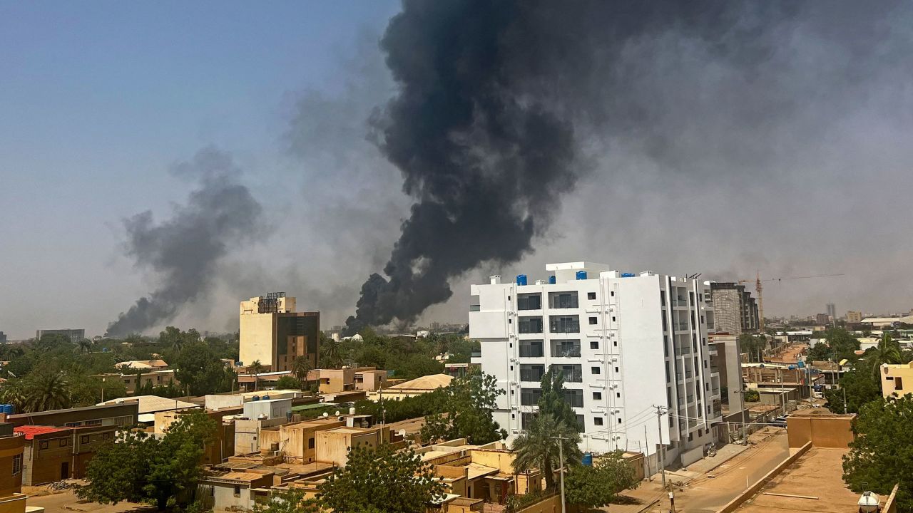 TOPSHOT - Smoke billows above residential buildings in Khartoum on April 16, 2023, as fighting in Sudan raged for a second day in battles between rival generals. Violence erupted early on April 15 after weeks of deepening tensions between army chief Abdel Fattah al-Burhan and his deputy, Mohamed Hamdan Daglo, commander of the heavily-armed paramilitary Rapid Support Forces (RSF), with each accusing the other of starting the fight. (Photo by AFP) (Photo by -/AFP via Getty Images)