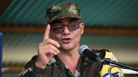 El comandante principal de la disidencia de las FARC-EP, conocido como Iván Mordisco, habla durante una reunión con comunidades locales en San Vicente del Caguán, departamento de Caquetá, Colombia, el 16 de abril de 2023.