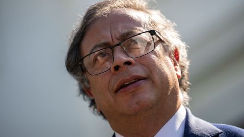  El presidente de Colombia, Gustavo Petro, habla con los periodistas afuera del Ala Oeste después de una reunión con el presidente de EE.UU., Joe Biden, en la Oficina Oval de la Casa Blanca el 20 de abril de 2023 en Washington.