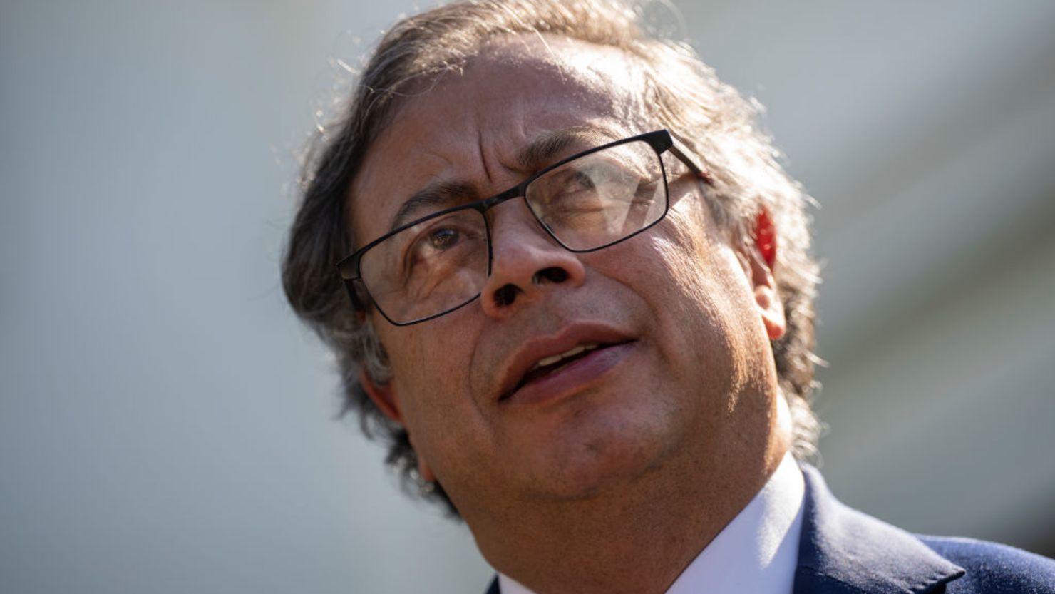  El presidente de Colombia, Gustavo Petro, habla con los periodistas afuera del Ala Oeste después de una reunión con el presidente de EE.UU., Joe Biden, en la Oficina Oval de la Casa Blanca el 20 de abril de 2023 en Washington.