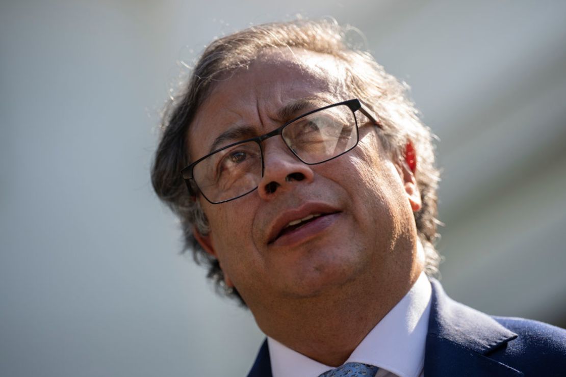 El presidente de Colombia, Gustavo Petro, habla con los periodistas afuera del Ala Oeste después de una reunión con el presidente de EE.UU., Joe Biden, en la Oficina Oval de la Casa Blanca el 20 de abril de 2023 en Washington.