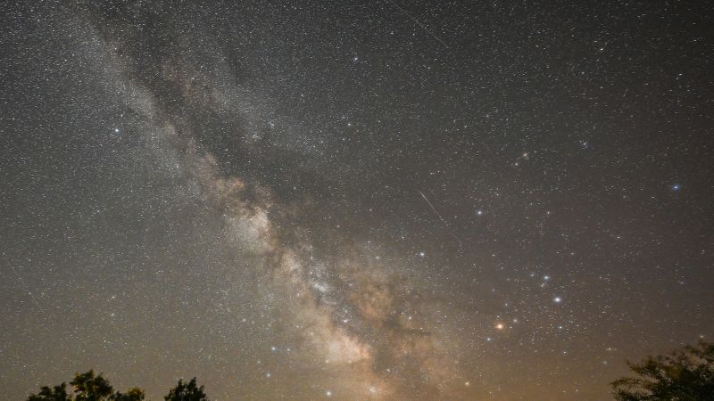 La lluvia de meteoritos Líridas alcanza su punto máximo esta semana justo antes de la luna rosa llena