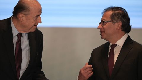 El presidente de colombia Gustavo Petro (a la derecha) conversa con el entonces ministro de Relaciones Exteriores de Colombia, Álvaro Leyva (izquierda), durante la inauguración de una conferencia internacional sobre el proceso político en Venezuela, celebrada en Bogotá el 25 de abril de 2023.