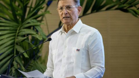 El canciller dominicano, Roberto Álvarez, habla durante una reunión con el ministro de Relaciones Exteriores de la India, Subrahmanyam Jaishankar (fuera de cuadro), en el marco de la visita oficial de Jaishankar a República Dominicana, en Santo Domingo, el 28 de abril de 2023.