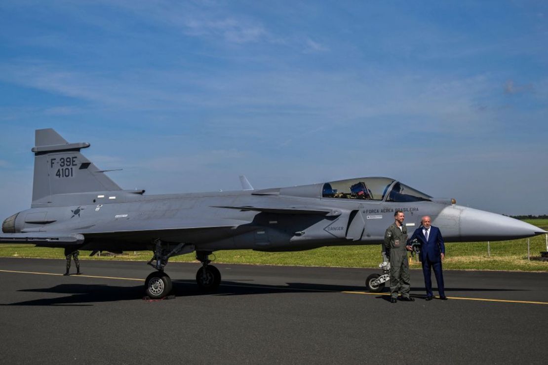 El presidente de Brasil, Luiz Inácio Lula da Silva, y el teniente coronel de la Fuerza Aérea, Gustavo de Oliveira Pascotto, posan junto al caza Gripen F-39, de Saab, en la fábrica de Embraer, en Gaviao Peixoto, Brasil, el 9 de mayo de 2023.