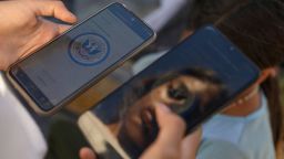 Un migrante venezolano navega por la aplicación móvil CBP One buscando una cita para ingresar a Estados Unidos afuera de la estadía temporal del Instituto Nacional de Migración (INM) en Ciudad Juárez, estado de Chihuahua, México, el 5 de mayo de 2023.