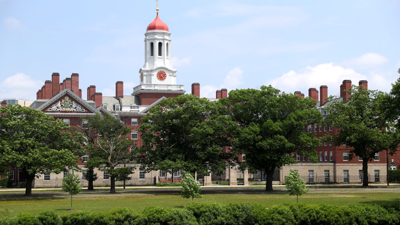 Вид на кампус Гарвардского университета 8 июля 2020 года в Кембридже, штат Массачусетс.