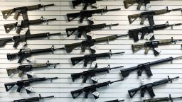 Rifles semiautomáticos expuestos en R Guns el 29 de abril de 2023, en Carpentersville, Illinois.