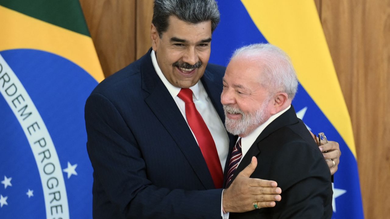 TOPSHOT - Venezuela's President Nicolas Maduro (L) and Brazil's President Luiz Inacio Lula da Silva (R) greet each other after a joint press conference at the Planalto Palace in Brasilia on May 29, 2023. Brazilian President Luiz Inacio Lula da Silva met Monday with his Venezuelan counterpart Nicolas Maduro, renewing a relationship severed under far-right ex-president Jair Bolsonaro. Lula invited Maduro to the Brazilian capital along with the rest of South America's leaders for a "retreat" Tuesday aimed at rebooting regional cooperation. It will be the first regional summit in nearly a decade. (Photo by EVARISTO SA / AFP) (Photo by EVARISTO SA/AFP via Getty Images)