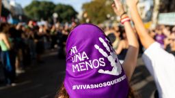 Una mujer con un pañuelo en la cabeza participa en la octava manifestación anual "Ni una Menos" contra la violencia de género frente al Congreso de la Nación Argentina en Buenos Aires, el 3 de junio de 2023.