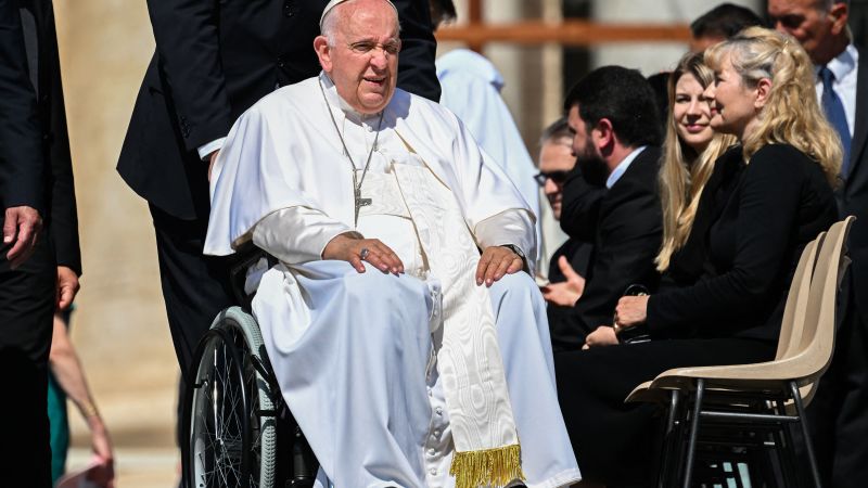 El Vaticano afirma que salud del papa Francisco presenta una “leve mejoría”