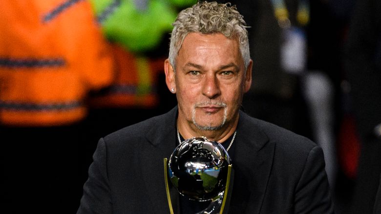 LA PLATA, ARGENTINA - JUNE 11: Former Italian Football players Roberto Baggio takes the trophy for the field during FIFA U-20 World Cup Argentina 2023 Final match between Final Italy and Uruguay at Estadio La Plata on June 11, 2023 in La Plata, Argentina. (Photo by Marcio Machado/Eurasia Sport Images/Getty Images)