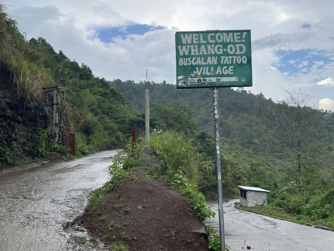 A sign welcoming visitors at the turnoff to the mountain village of Buscalan.